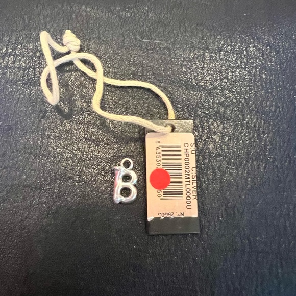 Uno de 50 “Call me B” silver piercing charm. - Picture 2 of 2